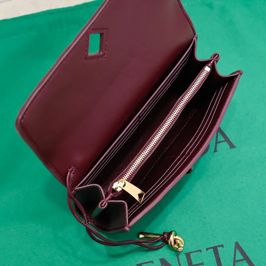 Batch 1160 BV Andiamo clutch wallet is super high-end🤎🤎How come the long clutch bag is so exquisite~ The braided style bag surface paired with all-copper hardware is really warm and high-end. The bag body is super light and can be grabbed easily! It can store a lot of small items and large mobile phones ~ very practical for daily use. Style number: 1504 Size: 19*11.5*3